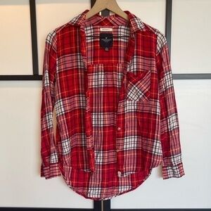 American Eagle Boyfriend fit plaid button down long
sleeve shirt. Size XS